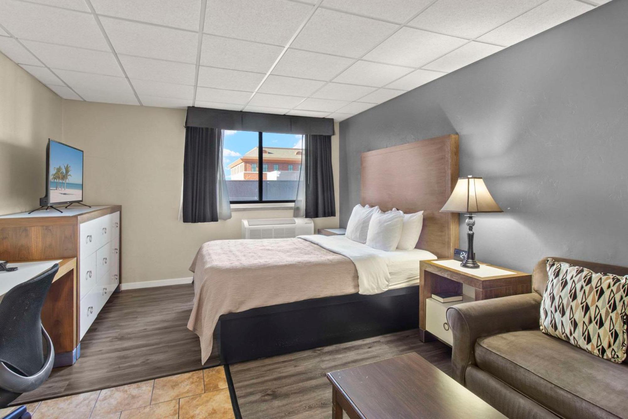 Quality Inn & Suites Downtown Green Bay Exterior photo