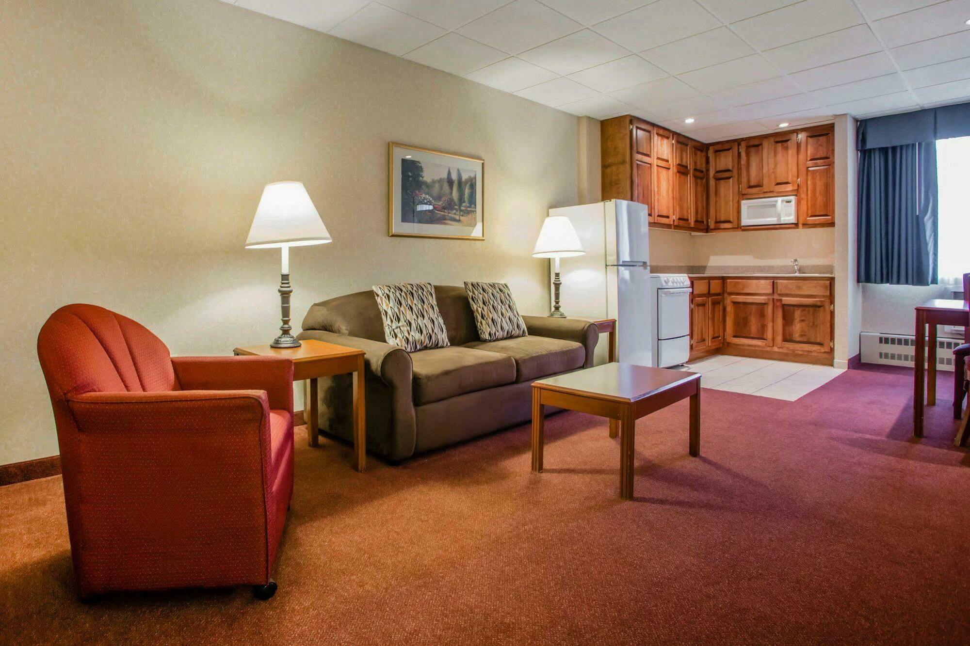 Quality Inn & Suites Downtown Green Bay Exterior photo